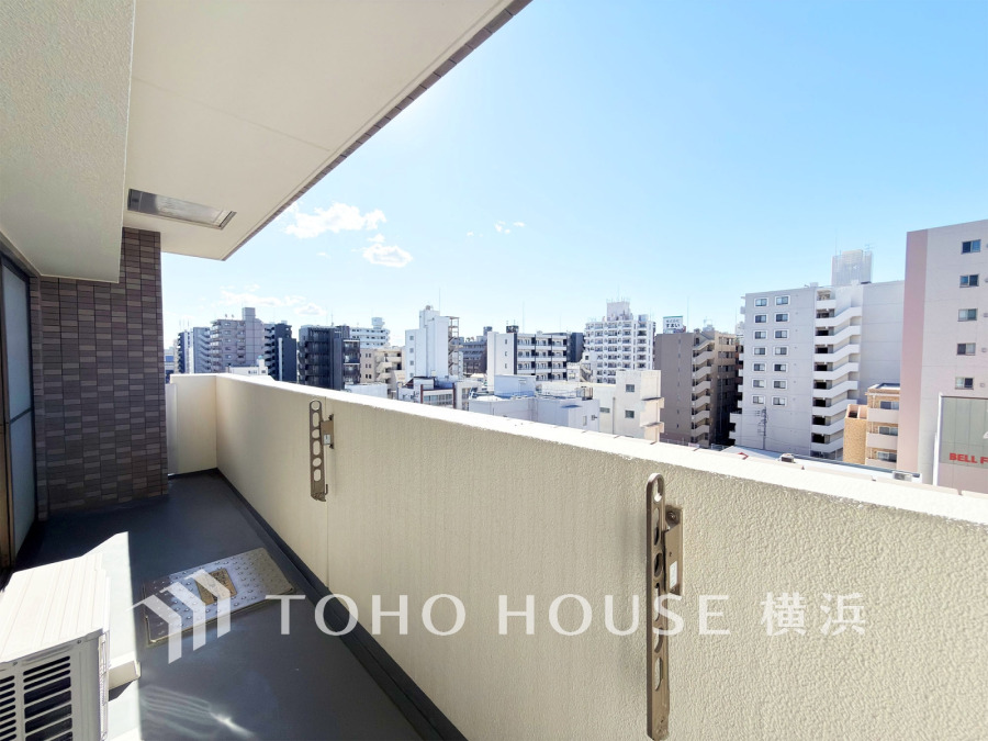 陽当たり良好のバルコニーから、開放感あふれる都市の景色を一望できます。