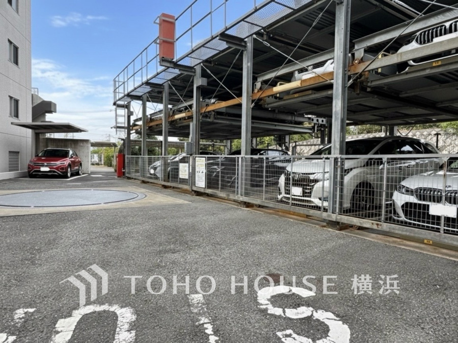 ゆとりをもった空間設計の駐車場。マイペースで落ち着いて車庫入れできそうです。空状況は都度確認させて頂きます。