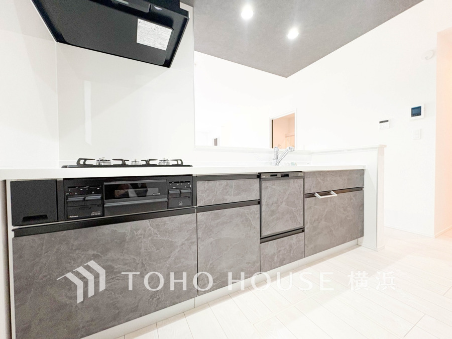 スタイリッシュな対面キッチンを採用。リビングにいるご家族との会話を楽しみながらお料理ができます。
