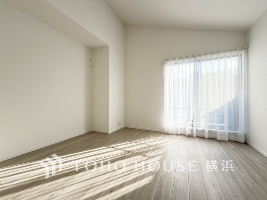 明るい自然光が差し込む、シンプルで清潔感のある空間。ナチュラルな床材が温かみを演出します。