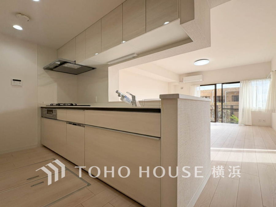 スタイリッシュな対面キッチンを採用。キッチンからリビングが見渡せるので、お子様を安心して遊ばせながら家事ができますね！リビング学習をするお子様にも声がかけやすい自然な距離感です。