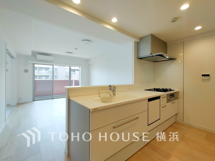 スタイリッシュな対面キッチンを採用。リビングが見渡せるので、お子様を安心して遊ばせながら家事ができ、リビング学習をするお子様にも声がかけやすい自然な距離感。 