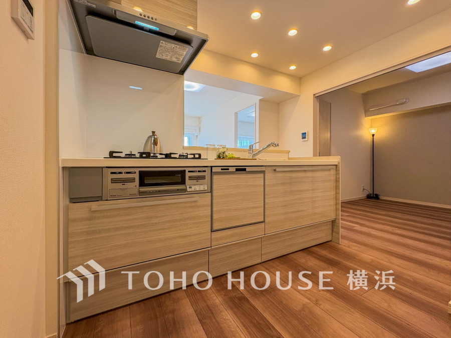 新規交換された清潔感溢れるシステムキッチンは便利な食洗機付き。