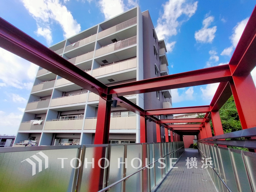 爽やかな青空の下に贅沢なほどに降り注ぐ陽光、豊かな居住性と、クオリティが見事に調和した住空間は、住まうことの喜びを感じさせてくれます。