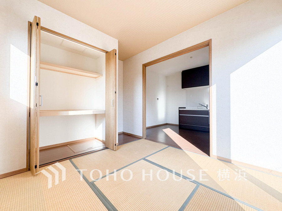 和室は有るだけでも落ち着く空間ですが、 「家族団らん」 「来客時の客間」「赤ちゃんのお昼寝」等々多目的なスペースとして活用出来る便利な空間です。