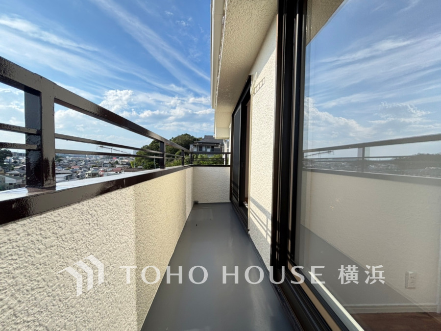 2部屋にまたがる広いバルコニーから、暮らしの中での光と風を演出してくれています。見事なまでの開放的な空間をお楽しみください