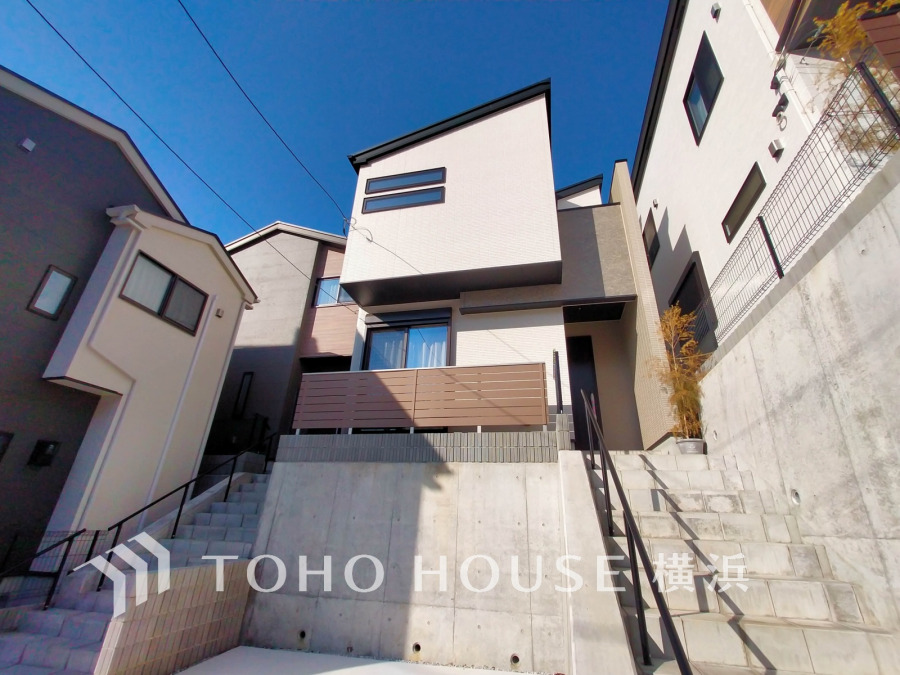 爽やかな青空の下に贅沢なほどに降り注ぐ陽光、豊かな居住性と、クオリティが見事に調和した住空間は、住まうことの喜びを感じさせてくれます。