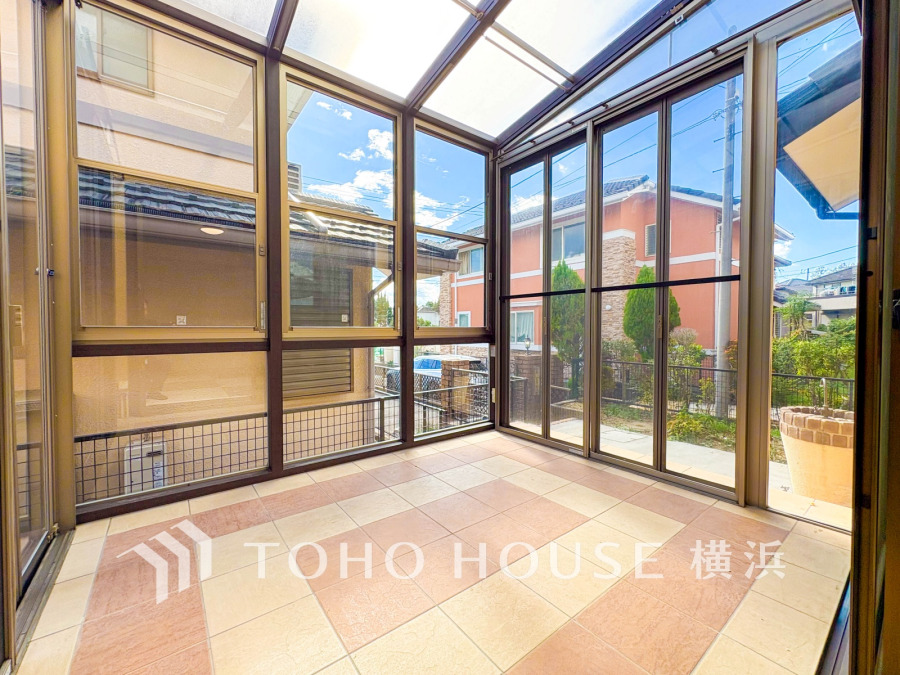 明るい陽光を取り込むサンルームは、多目的に利用できる寛ぎ空間