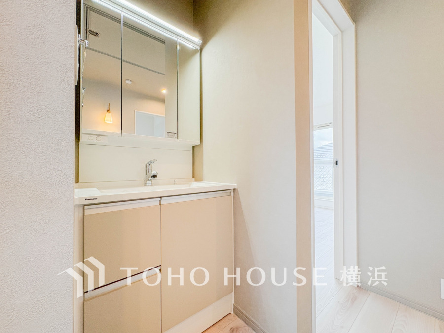 1階パウダースペースの他にも、2階廊下にも洗面化粧台を設置。生活動線が考慮された拘りのスタイル。ちょっとした手洗いなどの際、階下へ降りなくてもいいのが嬉しいスタイル♪