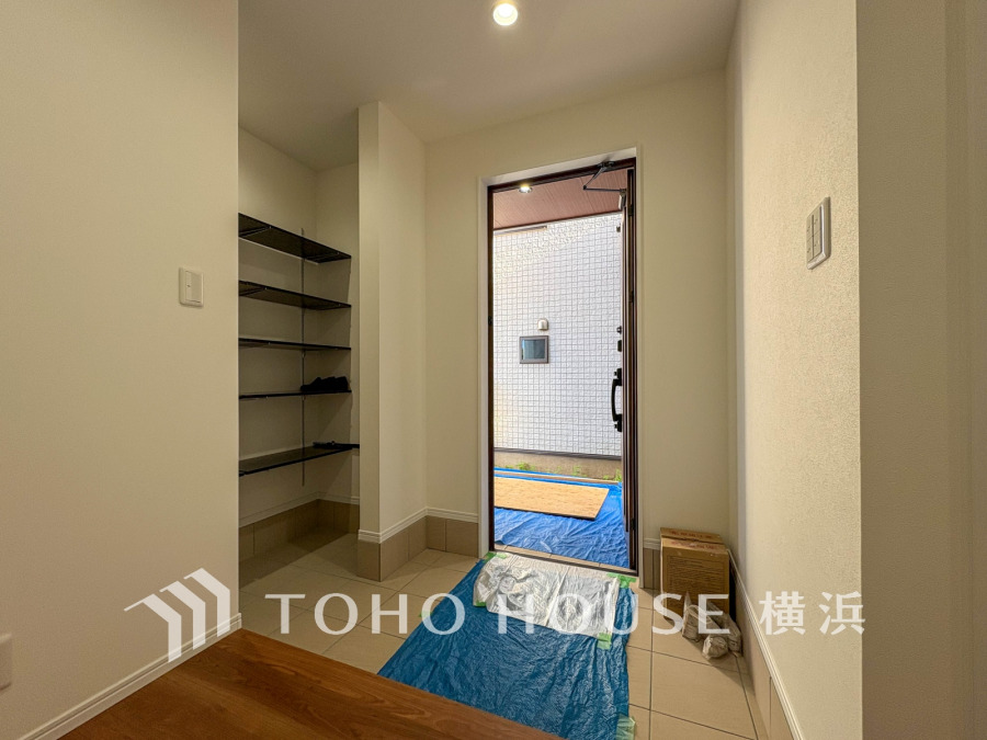 お客様をお迎えする玄関は落ち着いた雰囲気。帰り着くたびに洗練されたテイストの空間に迎えられ誇りと喜びを感じる玄関まわりです。