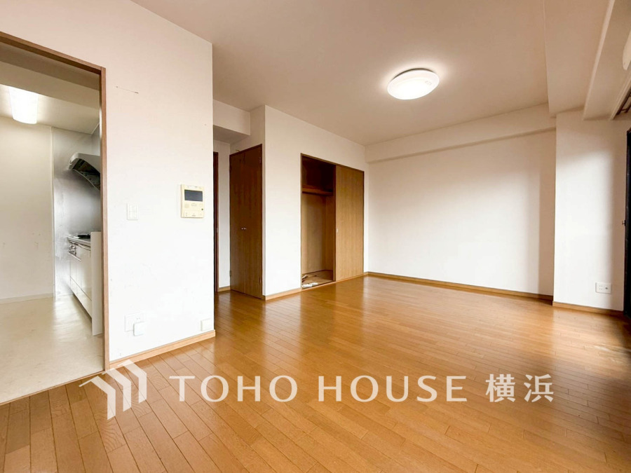 豊かな光が照らすこの場所は、たわいもない会話を楽しみ、ゆったりとした時間を過ごす場所。この場所から、家族の記憶が紡がれるでしょう。