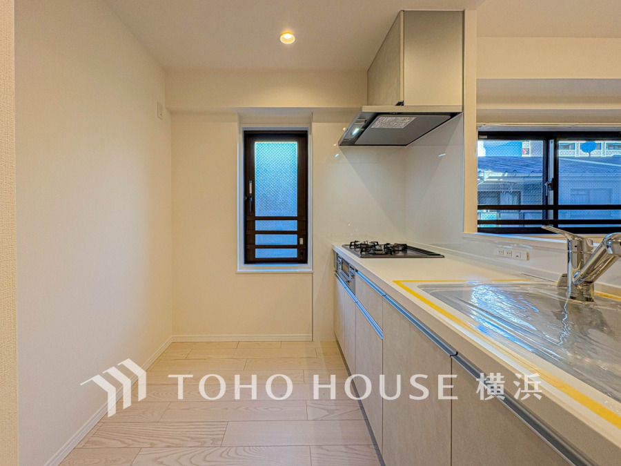 リビングダイニングとの一体感を感じられる対面式キッチン。ハイセンスな空間を豊かに表現する素敵なキッチンで快適にお料理をお楽しみください。