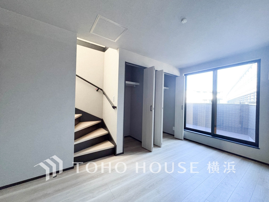 穏やかな風と陽光を導き、プライバシーに配慮された設計プランを採用し、居住性を一段と心地よいものにしています。明るく開放的な空間を演出しております。