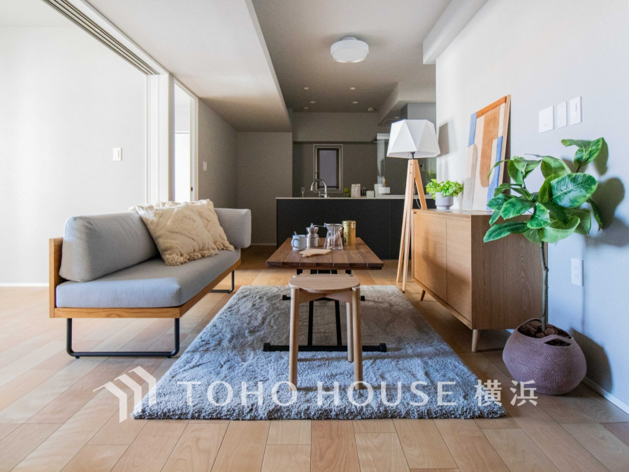 家族と過ごすひと時を溢れる光が優しく包み込むリビングダイニング。家族とともに、心穏やかに過ごすひととき。家族との時間、自分の時間を大切にできる空間がここにあります。