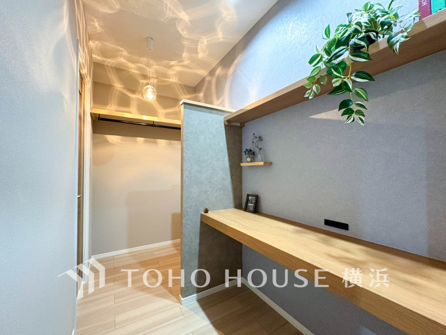 主寝室にはお仕事や趣味を楽しめるカウンターデスク付き。また、住まいの快適性を左右する収納は欲しい場所に使い勝手のよい収納を確保しています。