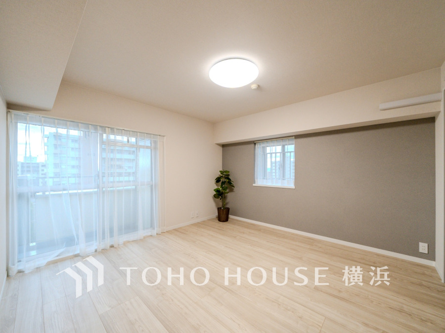 シックな色調とともに、通風・採光や使い勝手にもこだわりが見える、居住空間として高い基本性能が備えられたプライベートルーム。2面採光で明るく心地よい空間です。