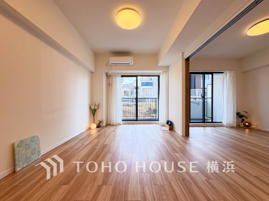 光と風が溢れる開放的なリビングダイニングには自然と家族みんなが集まってきます。明るく穏やかな空気の中で飲んだり、食べたり、笑ったり。