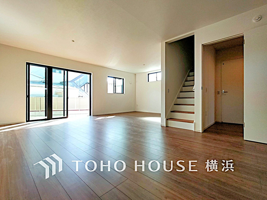 大きな窓から自然光がたっぷり差し込む、開放感あふれるLDK空間です。