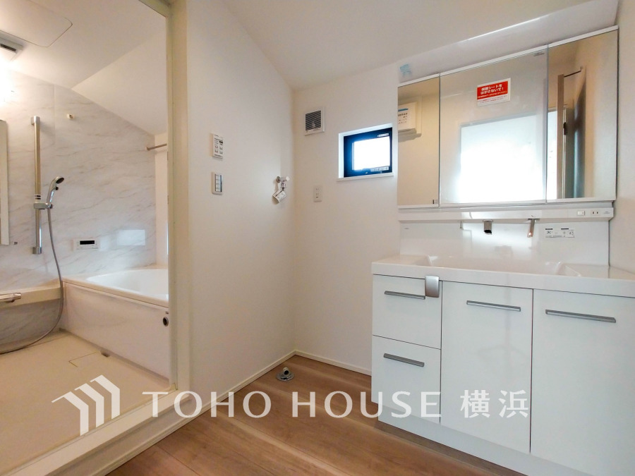 清潔感あふれる洗面所と浴室。収納豊富な三面鏡と使いやすいレイアウトで快適な毎日をサポートします。