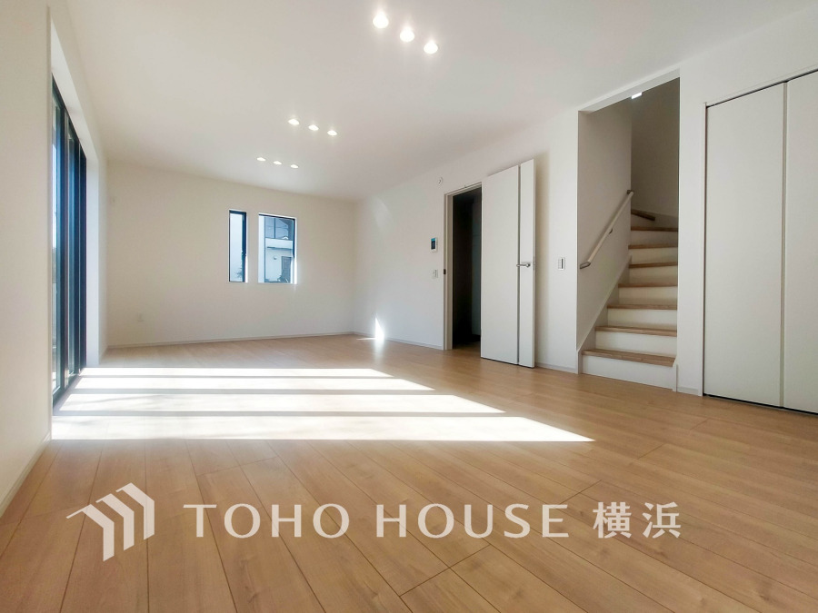 陽光が差し込む広々としたリビングは、寛ぎを誘う明るい空間。リビング階段や収納も使いやすく設計されています。