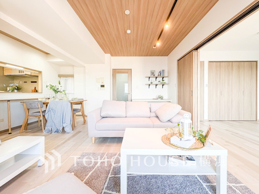 家族みんなが爽やかに健やかに過ごせるように、溢れる光をたっぷり取り込んだリビングダイニング。集いの場、憩いの場としての快適性を求めたやすらぎの空間です。