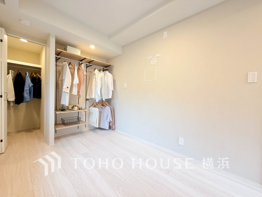 たっぷりの収納を備えた洋室。プライベートな自分時間を快適に過ごせるお部屋です。
