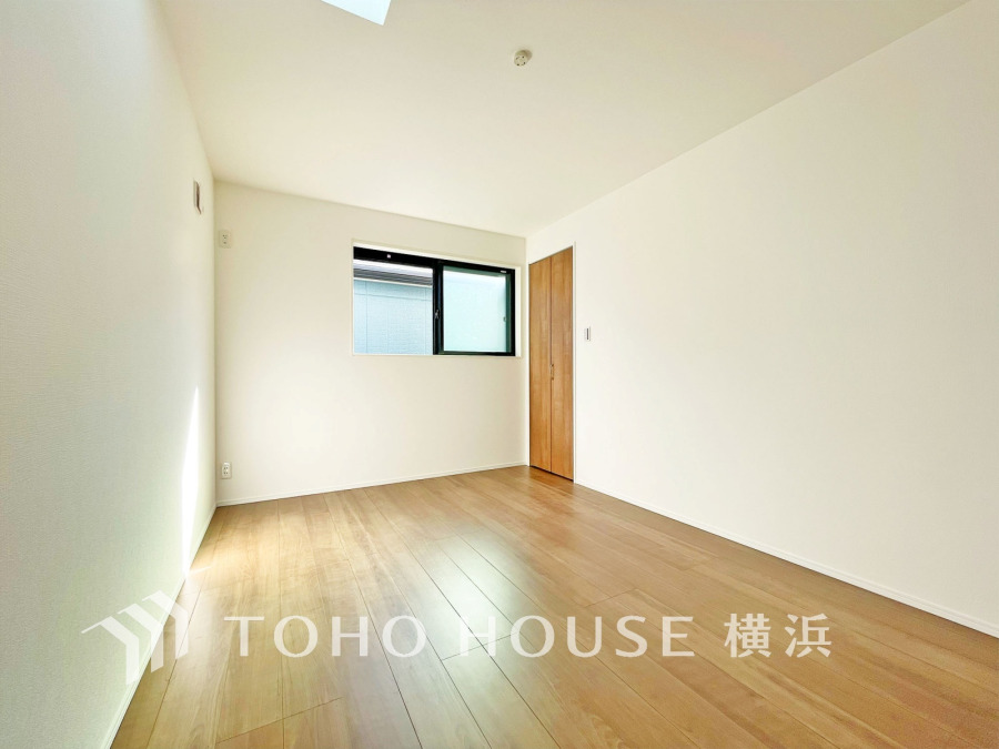 採光もアクセントの一つとして。プライベートルームにはやさしい光が射し込んでいて、この明るい好みの空間で読書をしたり、音楽を聞いたりと一人の時間も充実したものにできます。