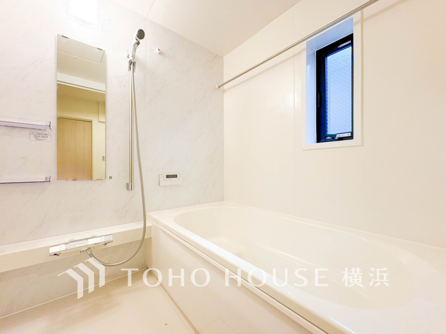 ◆質感が奏でる時間◆輝きが美しいホワイトカラーのパネルと流麗なデザインの浴槽が醸しだす高級感を感じる浴室、快適・清潔な空間で心も体もオフになる時間を。