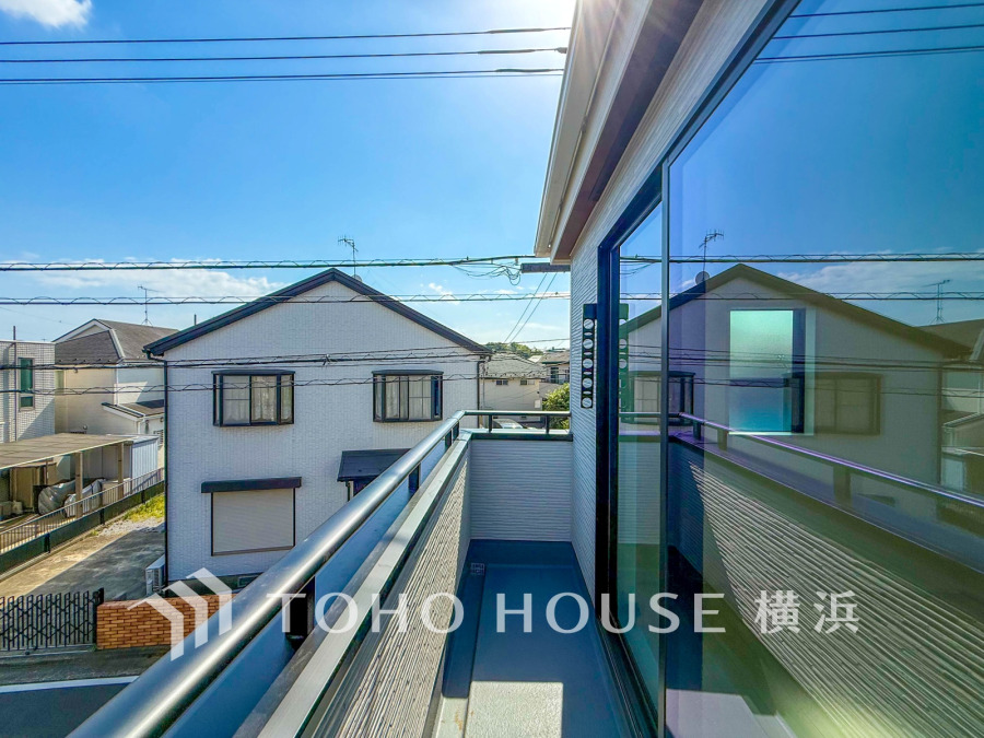 南東向きで陽当たり良好なバルコニー。爽やかな風を感じて、心躍る素敵な暮らしがはじまります。