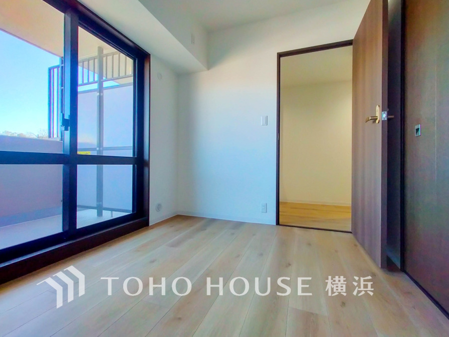 明るい自然光が差し込む洋室。バルコニーに面した大きな窓で開放感があります。収納も充実した快適空間。