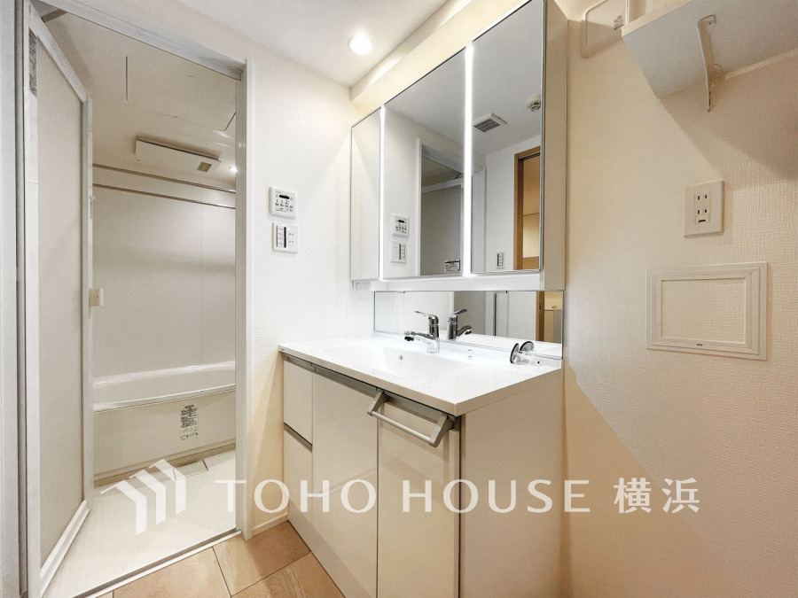 新規交換された洗面化粧台は美しく使いやすい機能が備えられています。