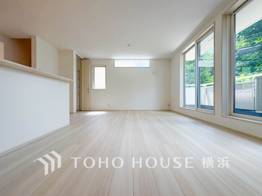 ここにはみんなが集い、食事と楽しい会話が始まる。話に夢中になりすぎて、ついつい時を忘れてしまう。そんな束の間の幸せを感じさせてくれる場所。