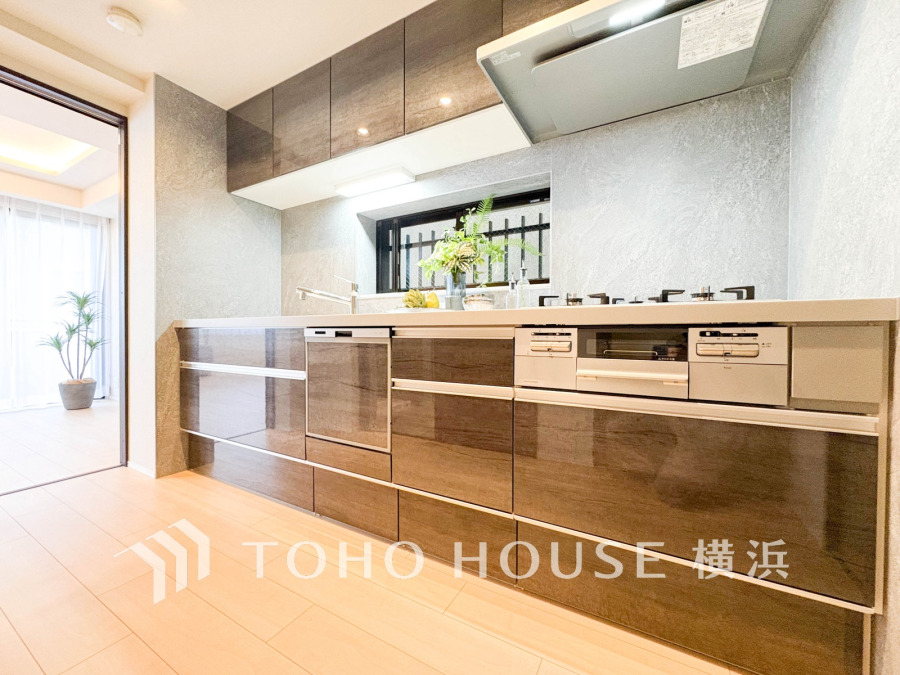 作業に集中しやすい独立型のキッチン。新規交換されたシステムキッチンの清潔感あふれる空間です。
