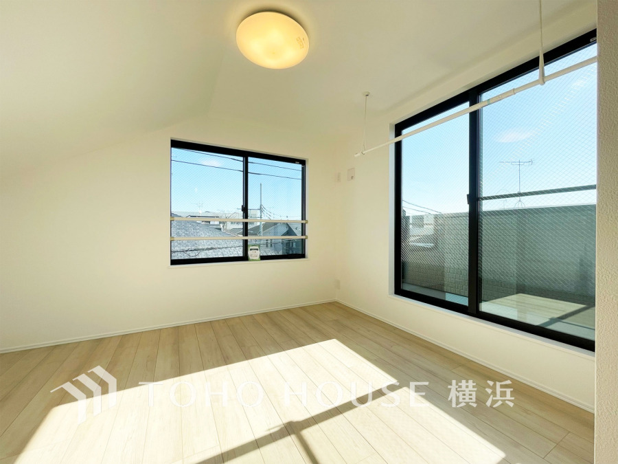 ひとりの時間をゆったり過ごしたり、静かな環境で趣味に打ち込んだり、自分時間を快適に過ごすプライベートルーム。大きな窓で彩られた空間は、心地よい風と伸びやかな眺めを愉しむ特等席に。