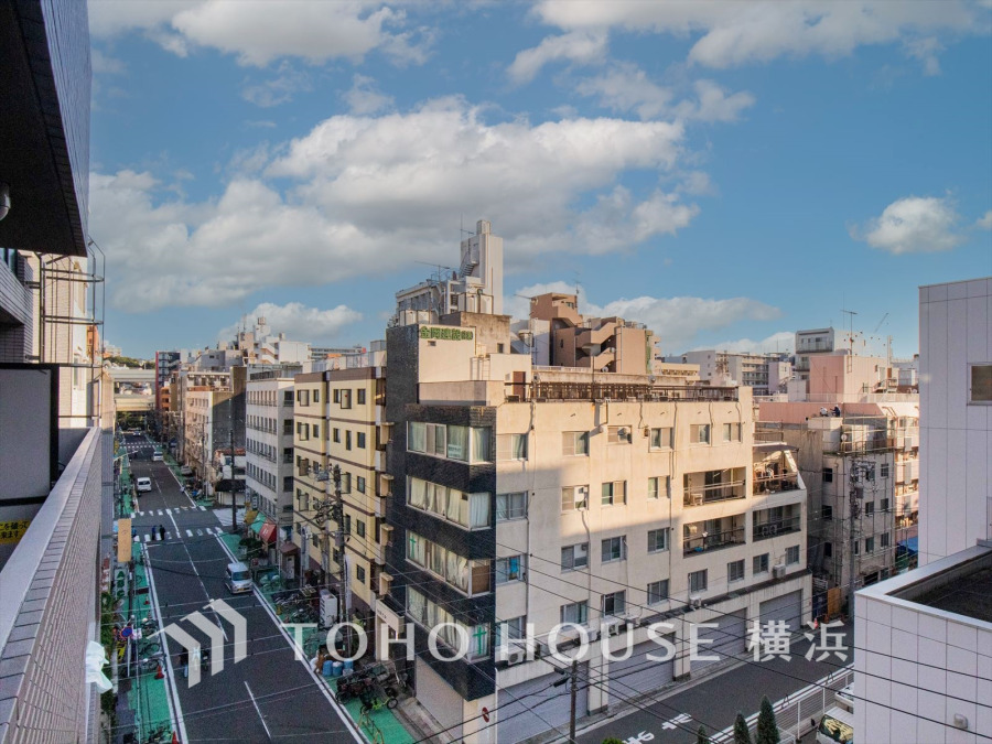 気持ちのいい空が見渡せる広いバルコニー。爽やかな風を感じて、心躍る素敵な暮らしがはじまります。通風・採光にも優れ、心地よい光と風があふれています