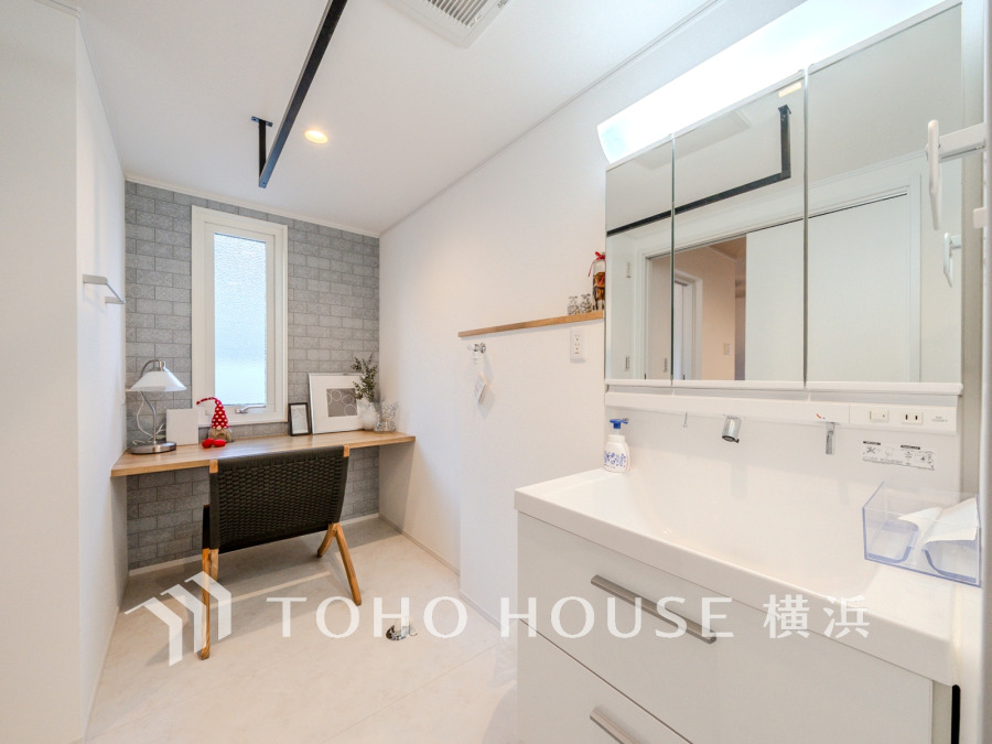 広々とした洗面スペースは、カウンター付きパウダーコーナーを設置した機能的な空間デザイン。