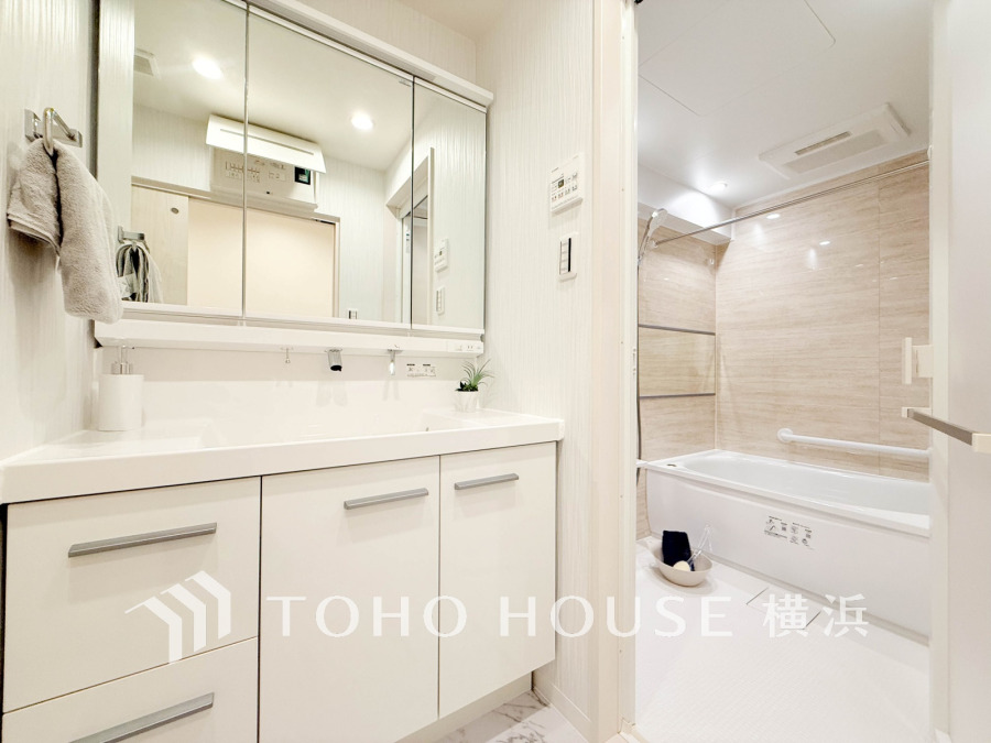 脱衣スペースを含む空間はゆとりの広さを設け、また洗面化粧台にも収納スペースを設ける事により、散らかりやすい洗面スペースをスッキリ保てます。