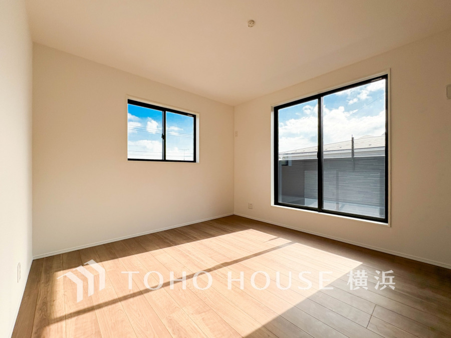 過ぎ行く時間をゆったりと感じることができる落ちついたプライベートルーム。リビングで楽しく過ごした後はゆっくり寛ぎの時間を満喫できます。静かな環境でリラックスタイムを愉しんで。