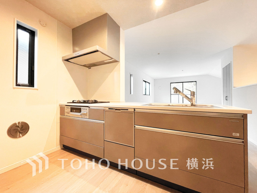 プライベートスペースを彩るインテリアとしての美と、快適な日常を支える機能性と強さがひとつになったキッチンです。開放的な対面カウンターキッチンはリビングと一体感のある空間。