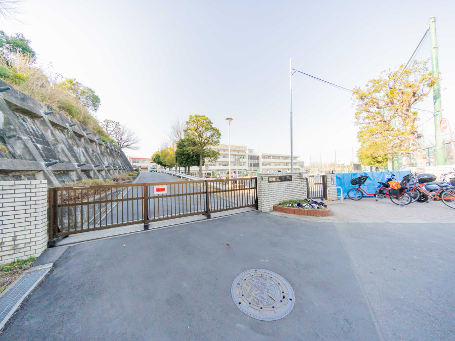 横浜市立六つ川西小学校　約170ｍ
