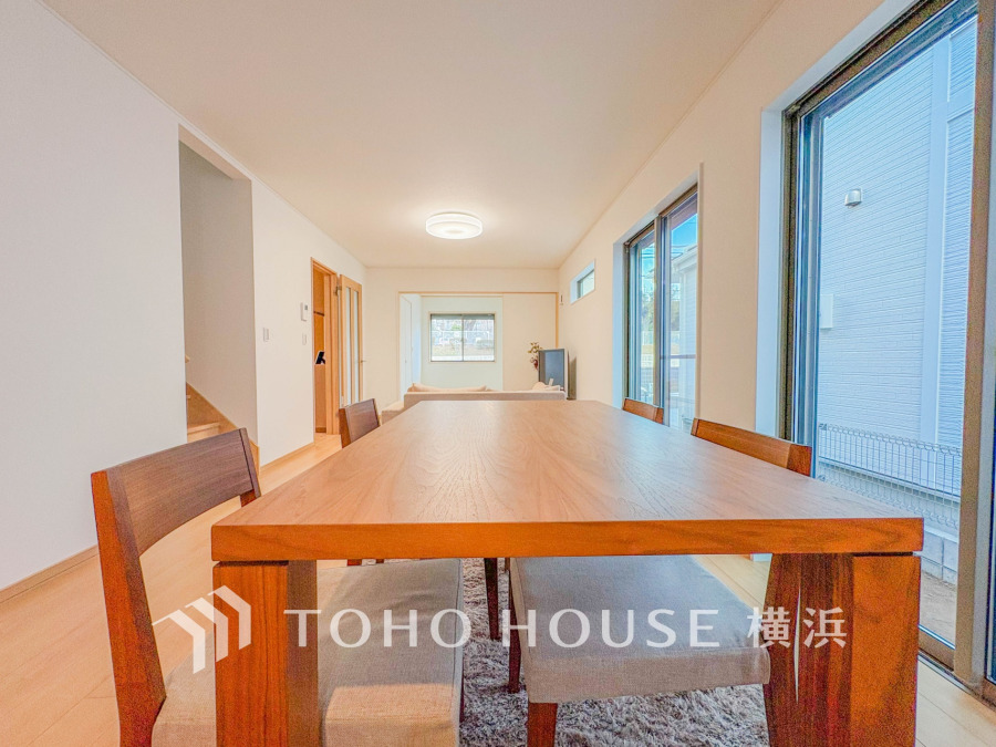 大きな窓から自然光が差し込む明るいダイニング。シンプルで落ち着いた空間が家族の団らんを演出します。