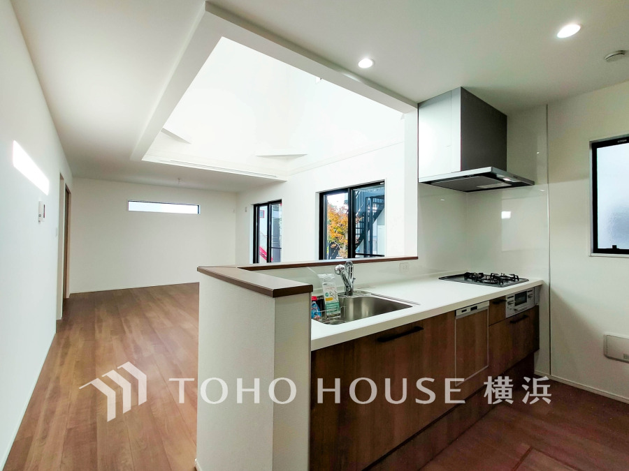 開放的な対面キッチンは、リビングで寛ぐご家族と会話をしながらお料理が出来ます。