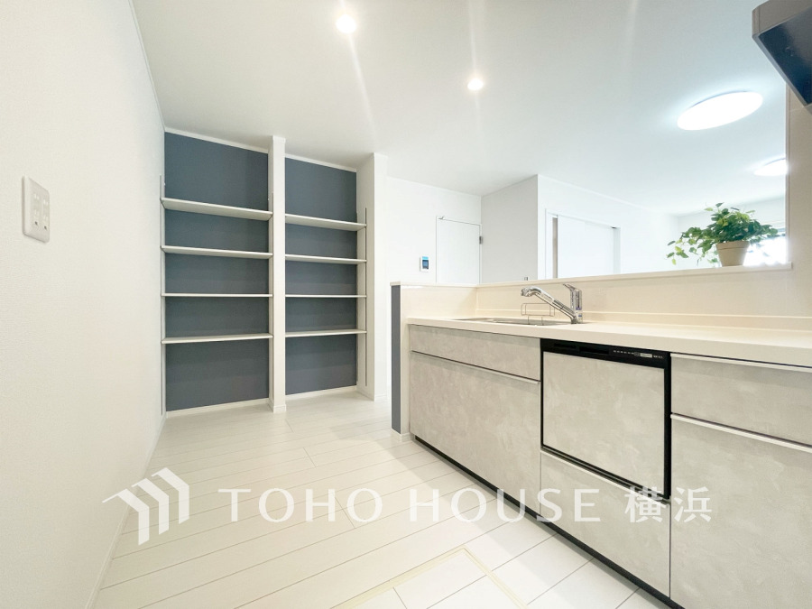 スタイリッシュな対面キッチンを採用。ホワイトを基調にした清潔感のあるデザインです。 
