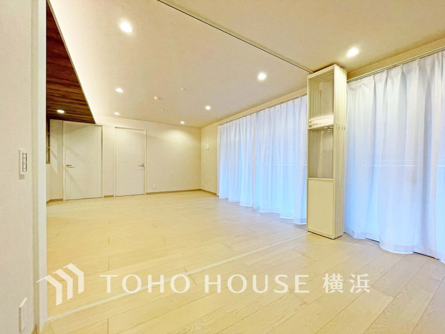 家族と過ごすひと時を溢れる光が優しく包み込むリビングダイニング。家族とともに、心穏やかに過ごすひととき。家族との時間、自分の時間を大切にできる空間がここにあります。