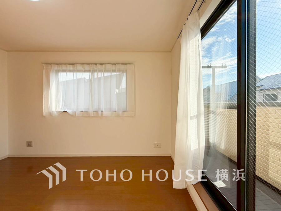 大きな窓からたっぷりと陽光が注がれる明るい空間。家族の成長に対応できる永住仕様の間取り。一日の疲れをいやしてくれる主寝室。時を忘れて過ごす場所として過ごせるお部屋