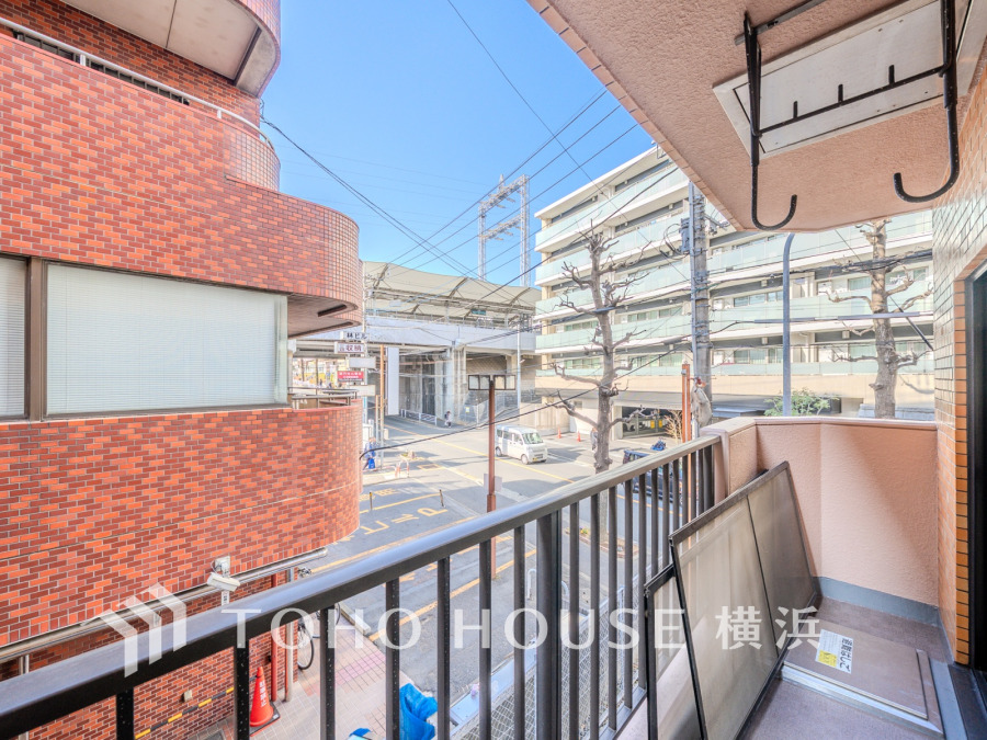 暮らしの中で光と風を演出してくれるバルコニー、見事なまでの開放的な空間を演出しながら、プライベート性も確保された空間は我が家の自慢。