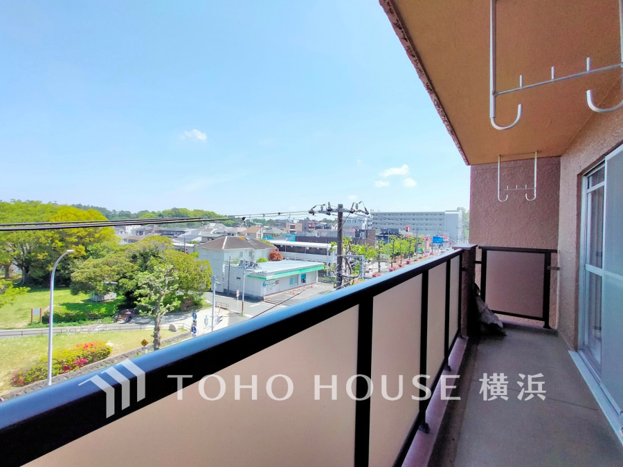 開放感と抜ける風の気持ちよさを感じ、緑ある眺望に癒される落ち着いた住環境
