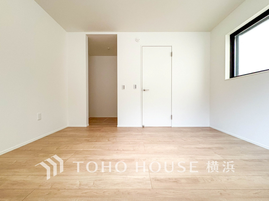 穏やかな風と陽光を導き、プライバシーに配慮された設計プランを採用し、居住性を一段と心地よいものにしています。明るく開放的な空間を演出しております。