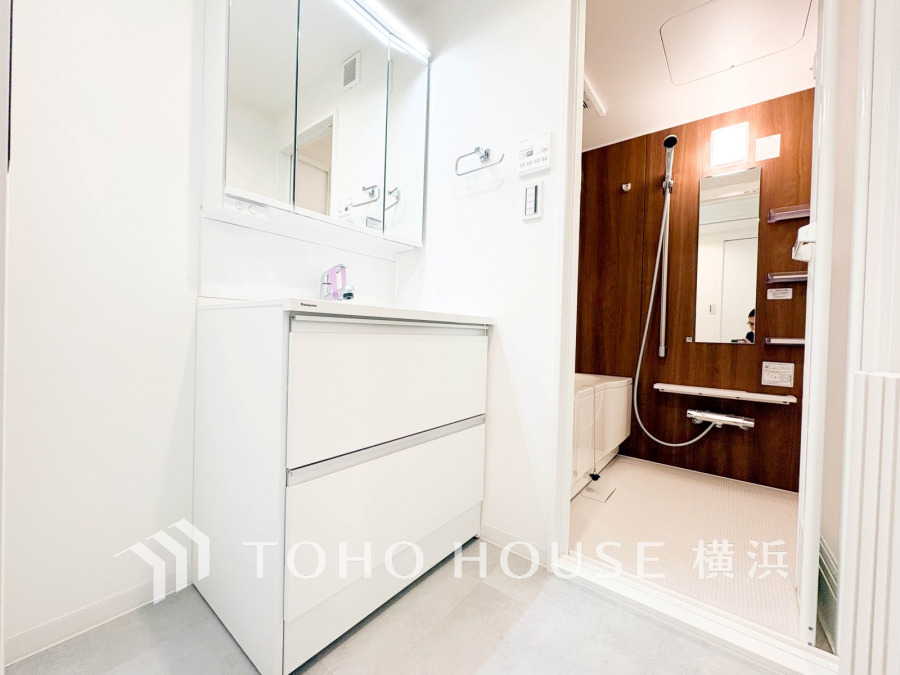 新規交換された洗面化粧台は美しく使いやすい機能が備えられています。