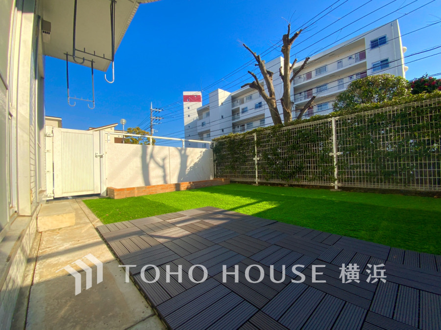 綺麗にデザインされたお洒落なお庭スペース。広さもあるのでお子様が遊んだり、ペットと戯れたりと楽しい時間を過ごせます。